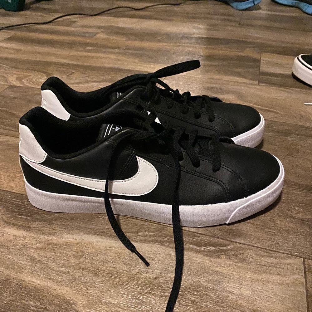 NWOT black and white Nike
